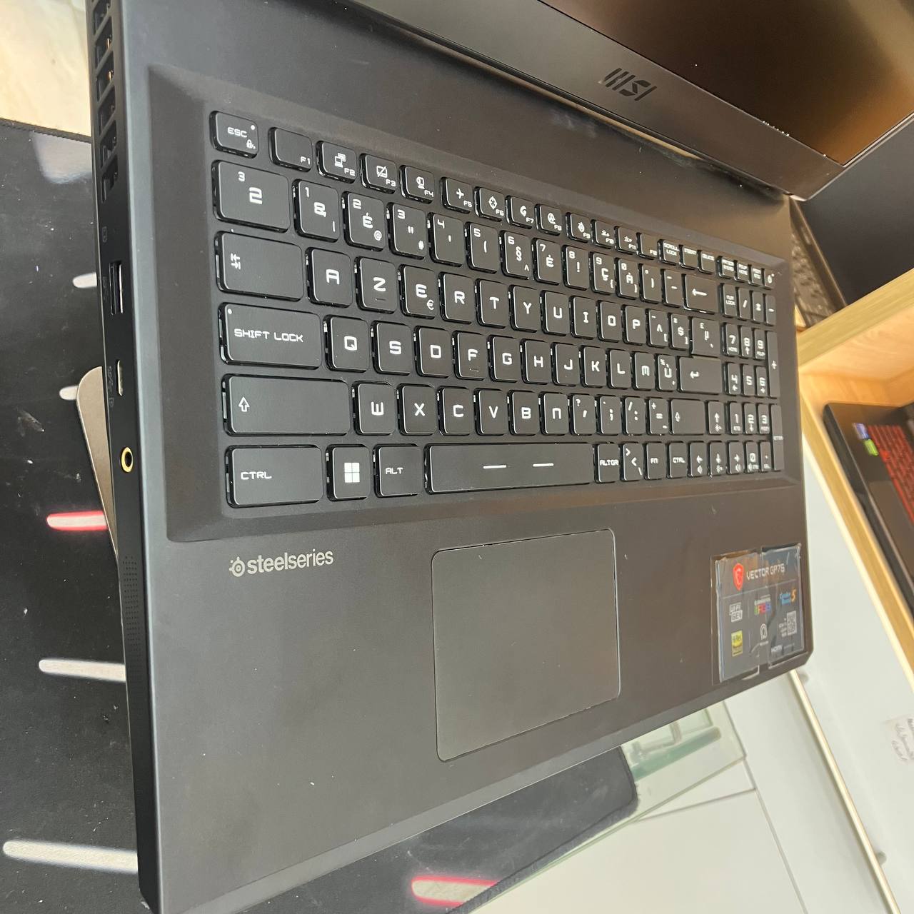 MSI MSI VECTOR GP76 CORE I7 12700H 16GB 512SSD RTX 3080 8GB VRAM 17.3 FHD 360HZ - LAPTOP vue 6