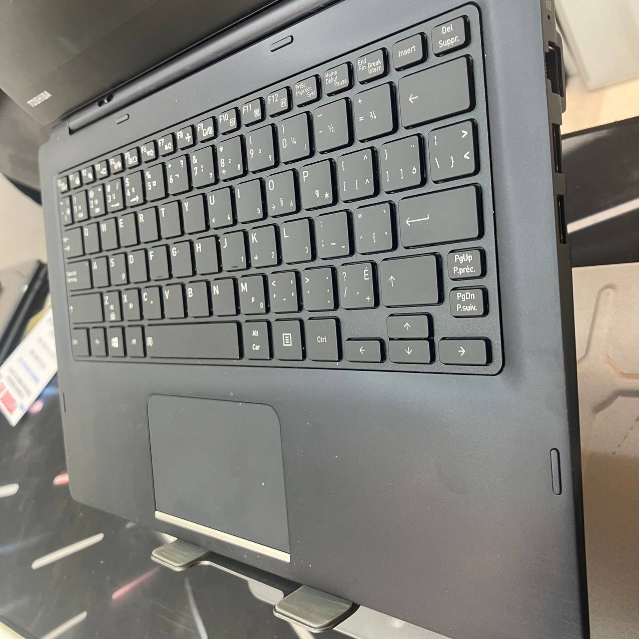 TOSHIBA TOSHIBA X30T CORE I5 8350U 8GB 256SSD 13.3' FHD TACTILE DETACHABLE - LAPTOP vue 4