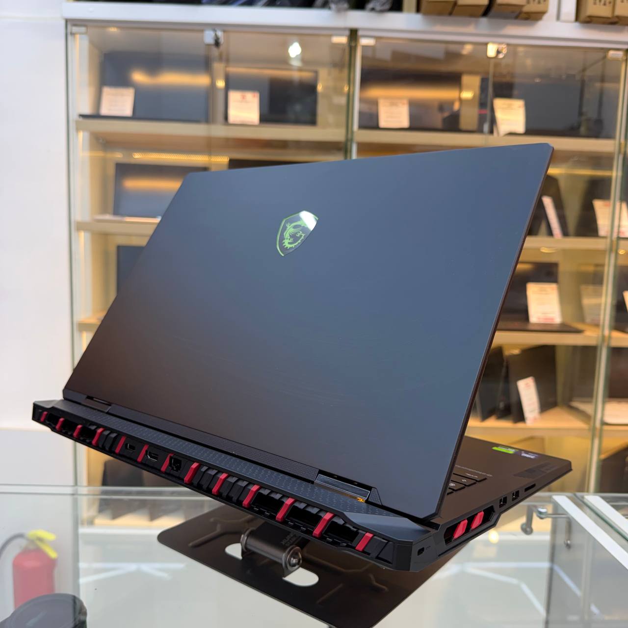 MSI  MSI RAIDER HX 18AI ULTRA 9 285HX NVIDAI RTX 5090 64GB RAM DDR5 4TB SSD ECRAN 18 4K MINI LED 120HZ - LAPTOP vue 2