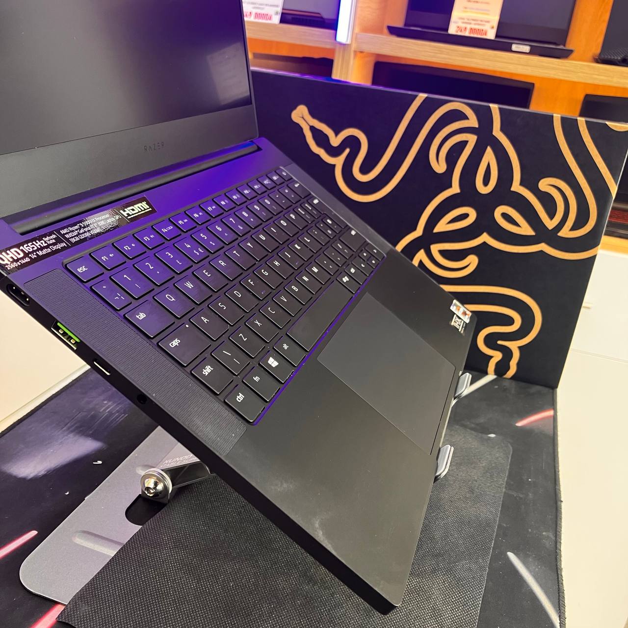 RAZER  RAZER BLADE 14 RYZEN 9 5900HX 16GB 1TB SSD RTX3080 8GBVRAM 14 QHD 165HZ - LAPTOP vue 3