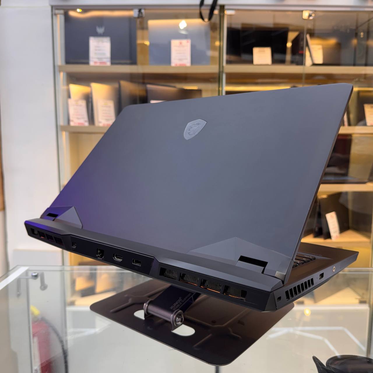 MSI  MSI GP76 LEOPARD CORE I7 11800H 32GB 1TB SSD 16 FHD 144HZ RTX 3070 8GBVRAM - LAPTOP vue 5