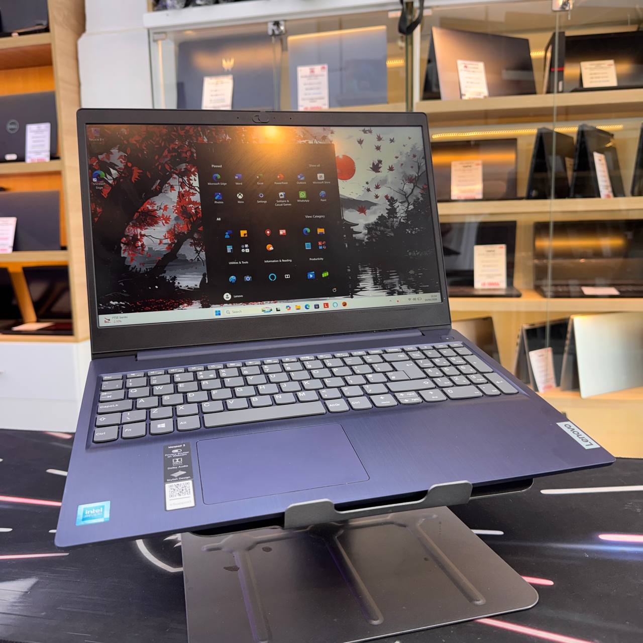 LENOVO LENOVO IDEAPAD 3 INTEL CELERON 6305 8GB 128GB SSD 15.6' FHD  - LAPTOP vue 2