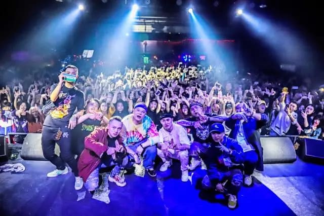 说唱演出现场聚集的人群
