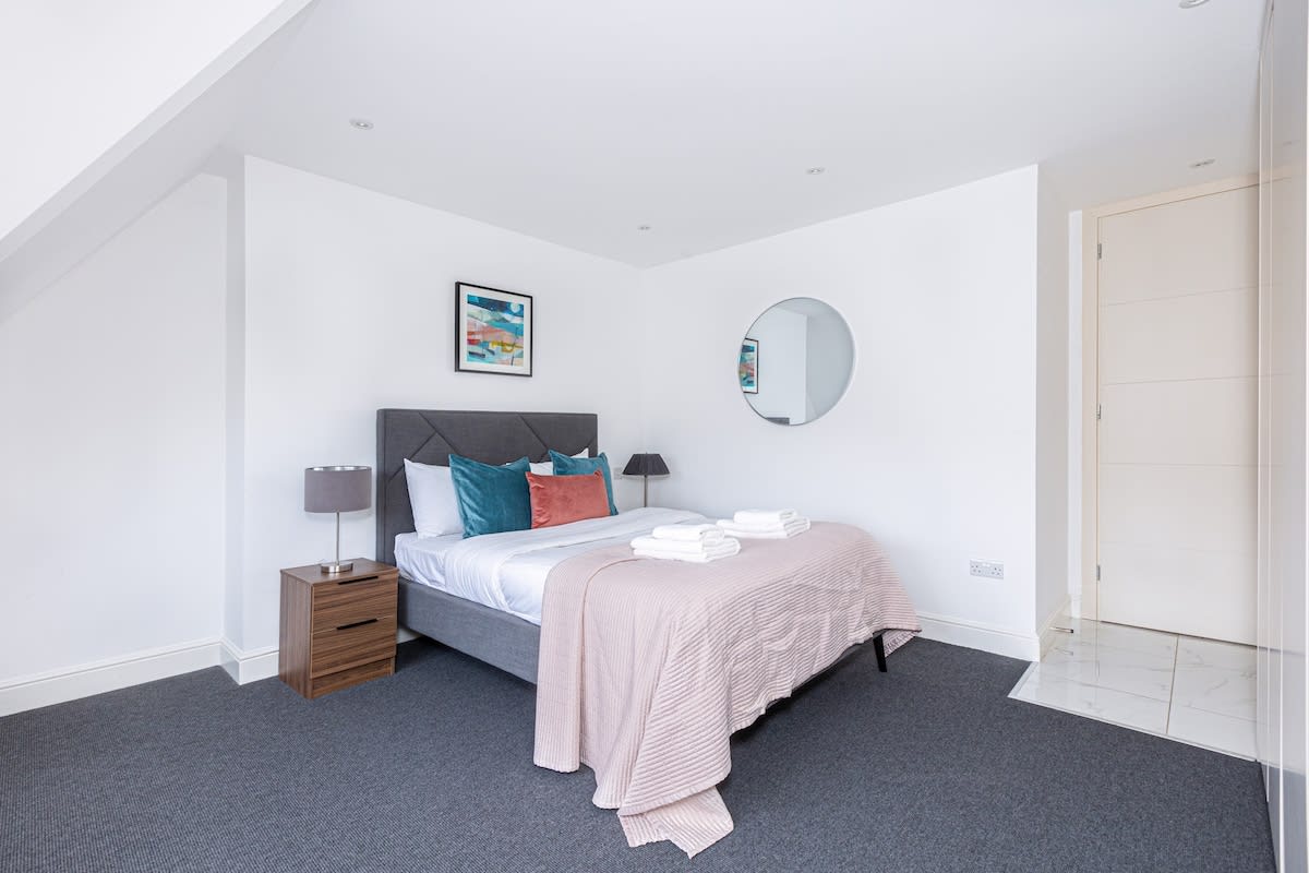 Third bedroom — teal and coral cushions