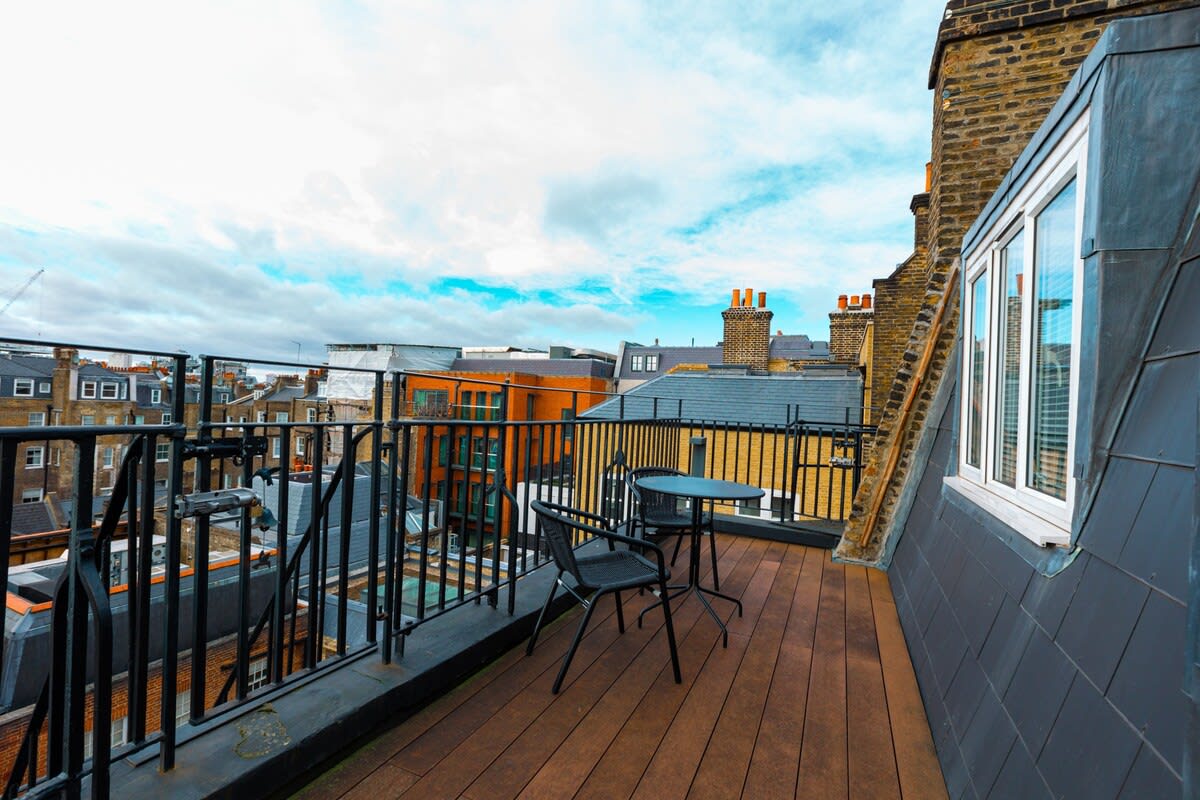 Private rooftop terrace — London skyline views