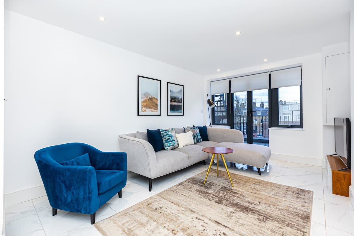 HS5 — Harley Five living room with terrace