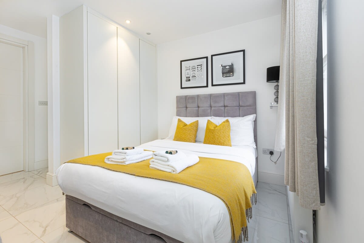 HS6 — Harley Six studio apartment