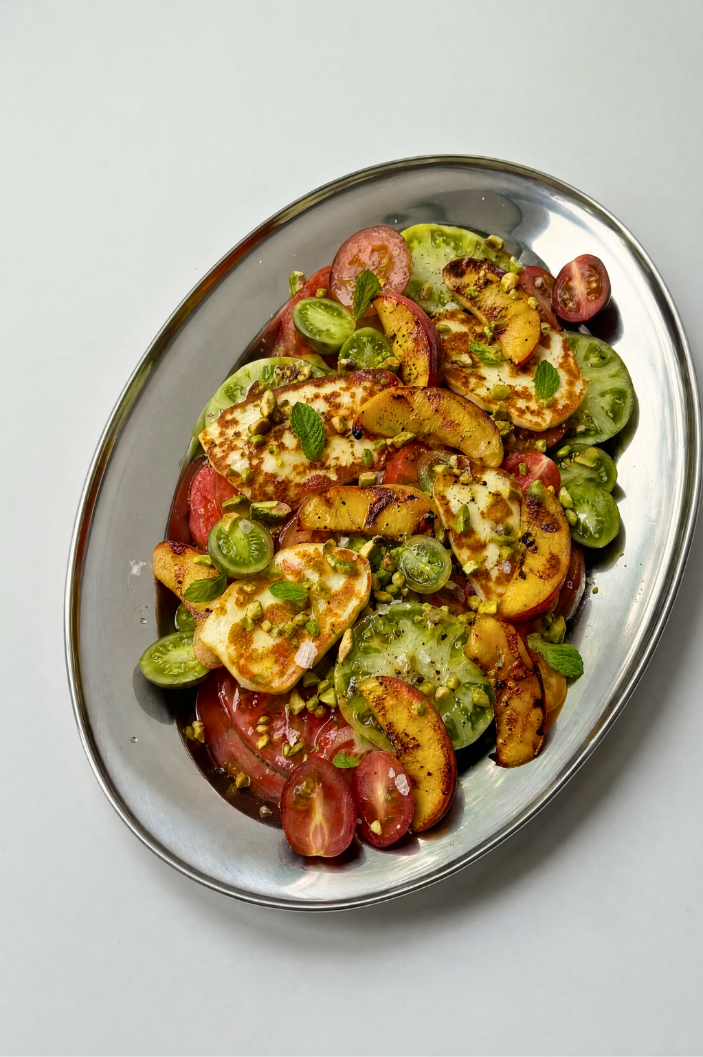 Carpaccio de tomates, nectarines grillées & halloumi