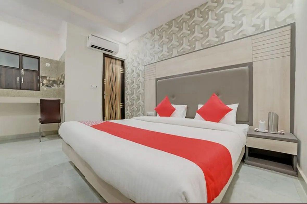 Premium furnished PG in Noida Sector 58 near JSS, Symbiosis and Sector 62 IT Hub