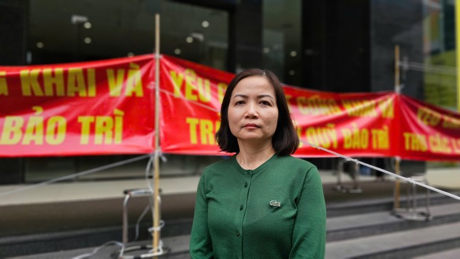 Dân chung cư Hà Nội dàn ô tô băng rôn đòi 'sổ đỏ'- Ảnh 1.