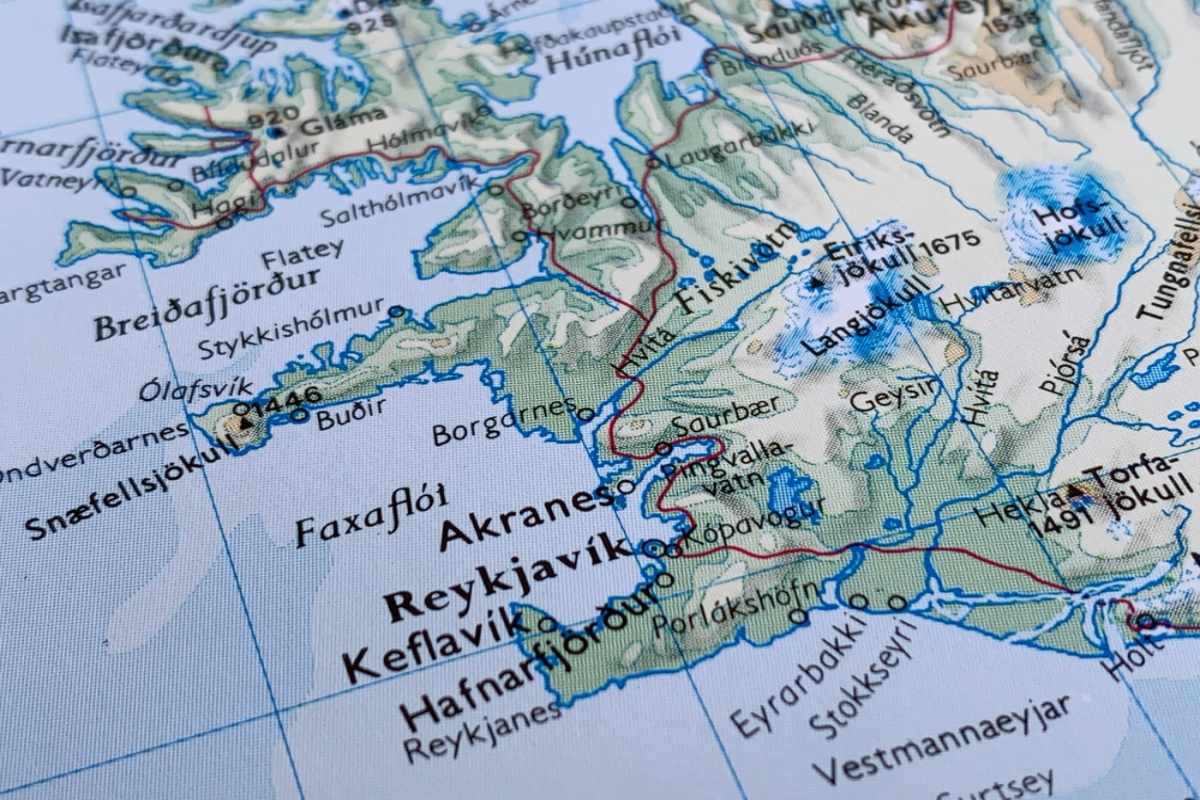 Nahaufnahme einer Karte mit Reykjavík, Keflavík und Südwest-Island.