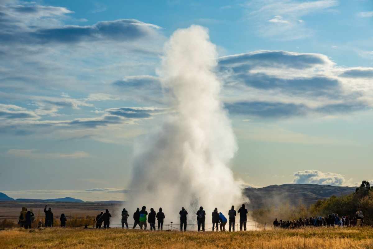 Geysir, der vor einer Menschenmenge auf der Golden-Circle-Route in Island ausbricht.
