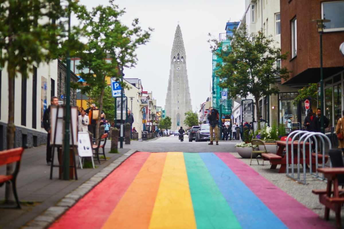 Regenbogenstraße in Reykjavík, die zur Hallgrímskirkja-Kirche führt.