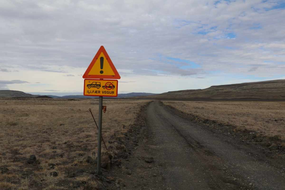 Warnschild, das eine raue 4x4-Straße im abgelegenen Hochland Islands markiert.
