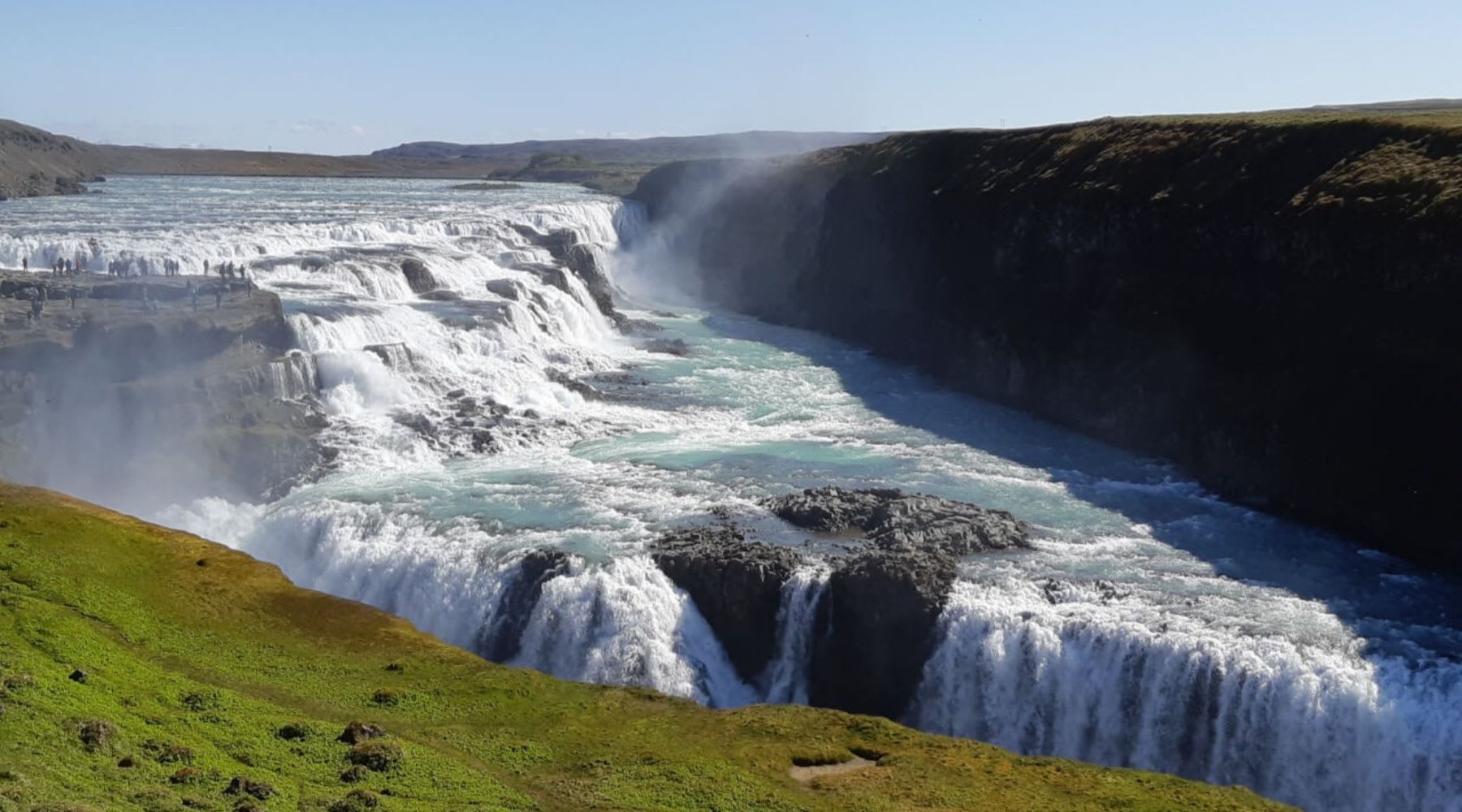 Der Wasserfall Gullfoss an einem sonnigen Tag.