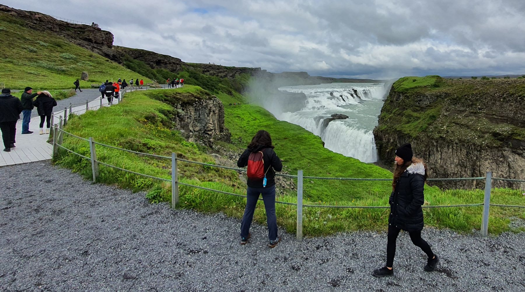 Touristen, die auf dem markierten Weg zum Wasserfall Gullfoss gehen.