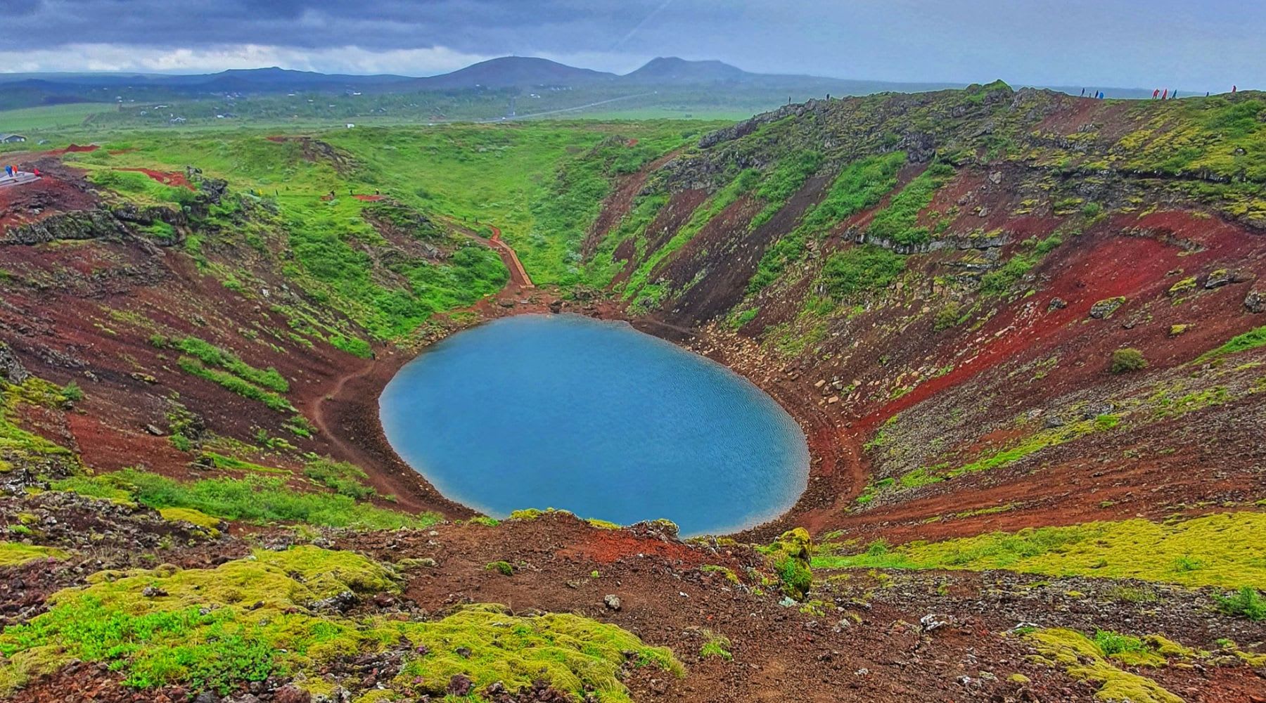 Panoramablick auf den beeindruckenden Krater Kerid in Island.