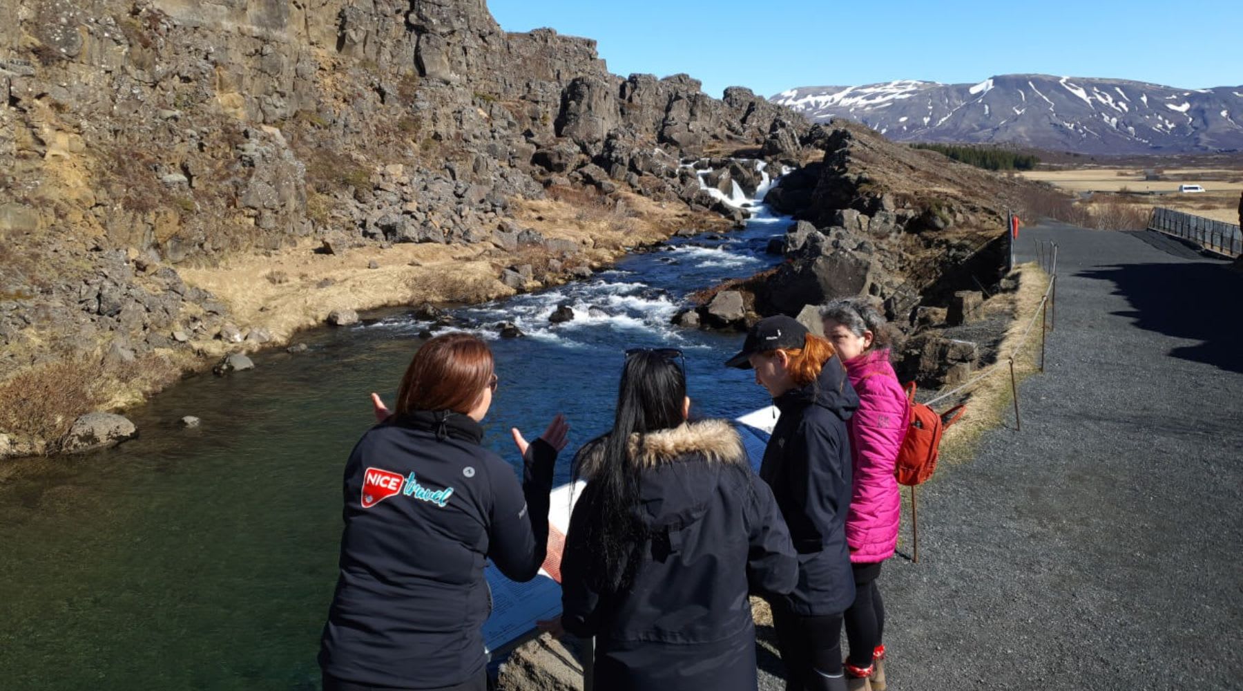 Eine Gruppe von Touristen, die die geologischen Attraktionen im Thingvellir genießt.