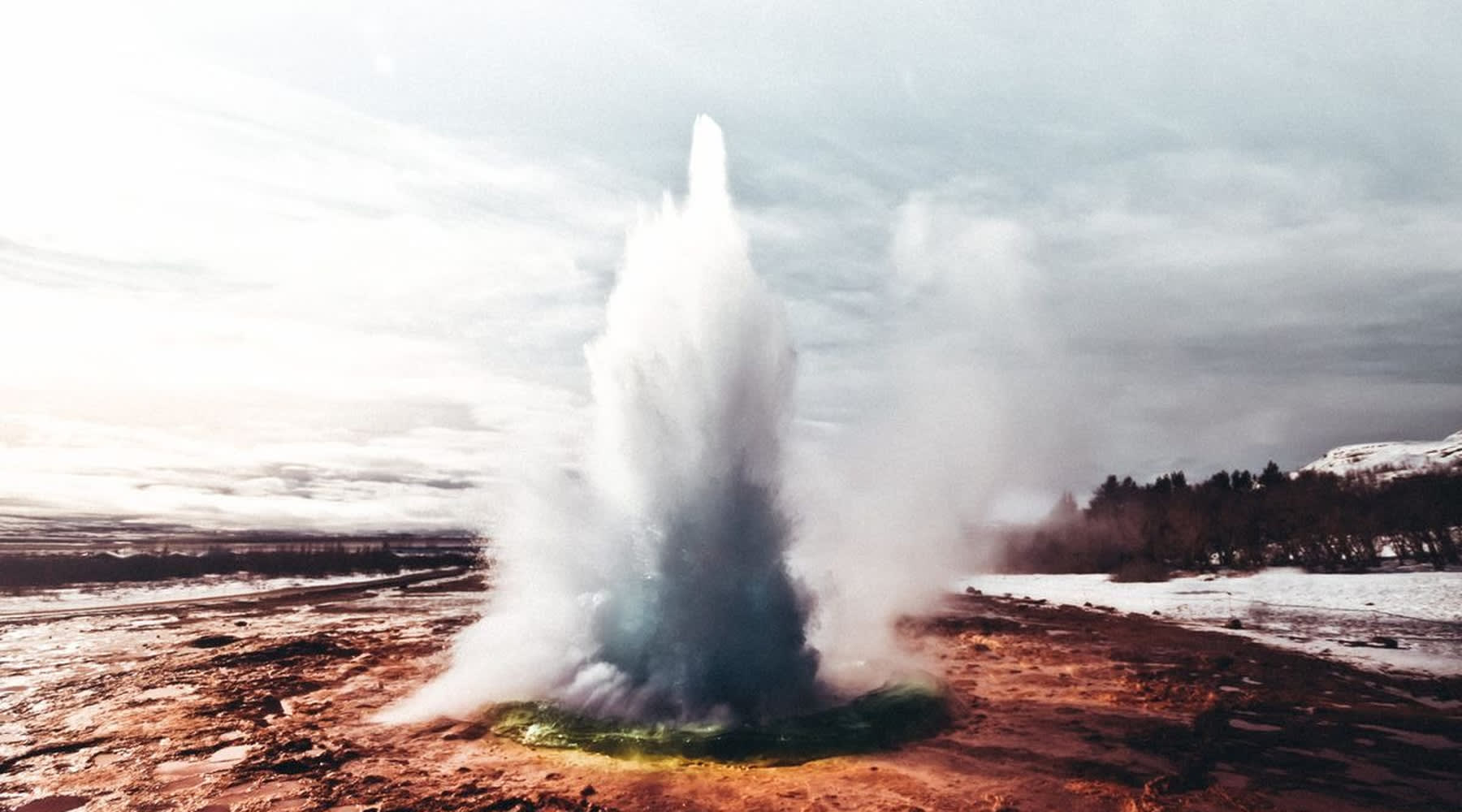 Ein Geysir, der im Geothermalgebiet des Golden Circle in Island ausbricht.