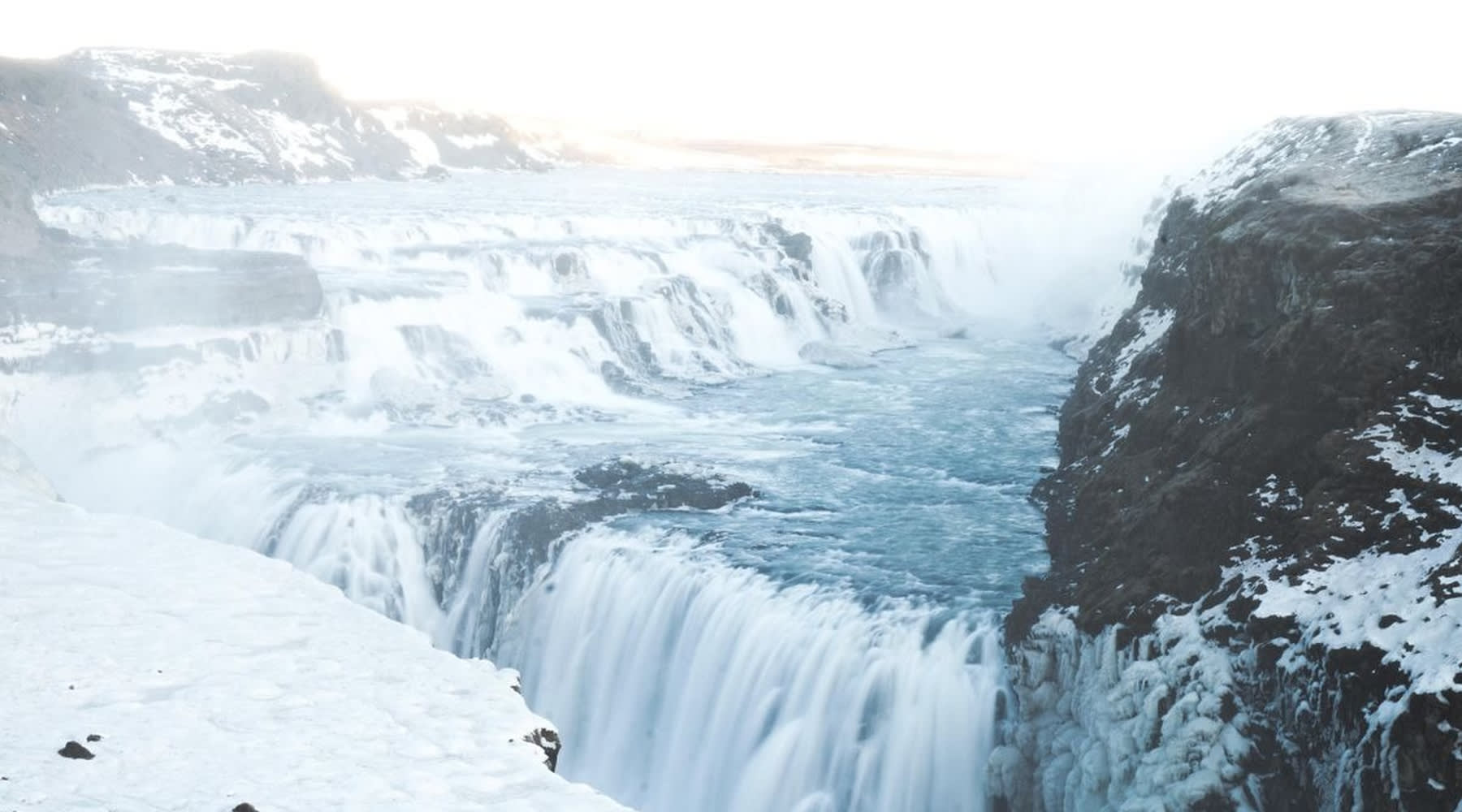 Der Wasserfall Gullfoss in einer verschneiten Winterlandschaft.