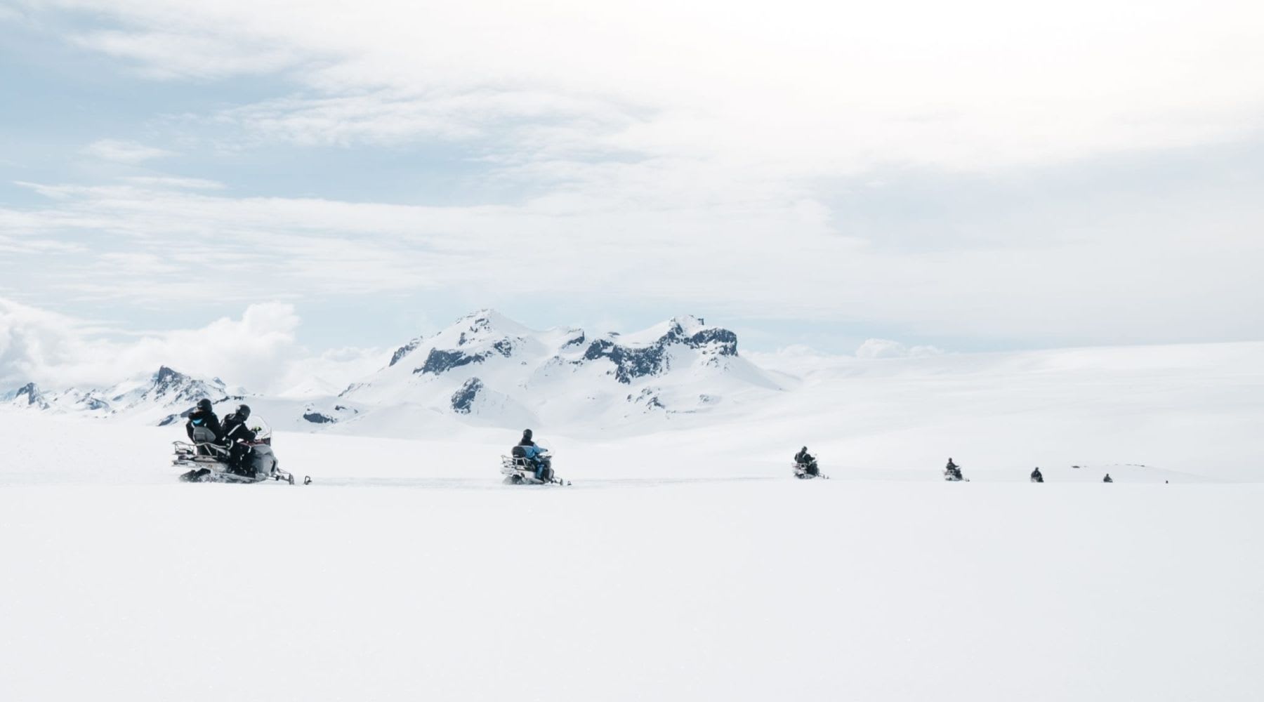 Motonieves en medio de un paisaje completamente cubierto de nieve.