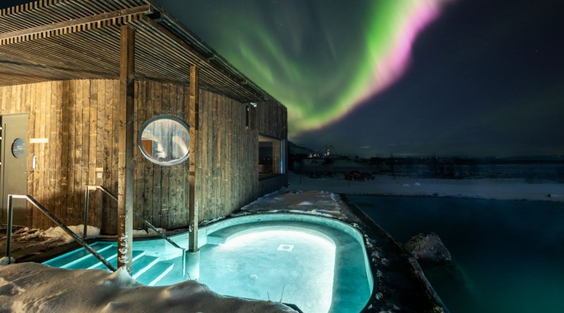 La aurora boreal brillando sobre el spa de Laugarás Lagoon.