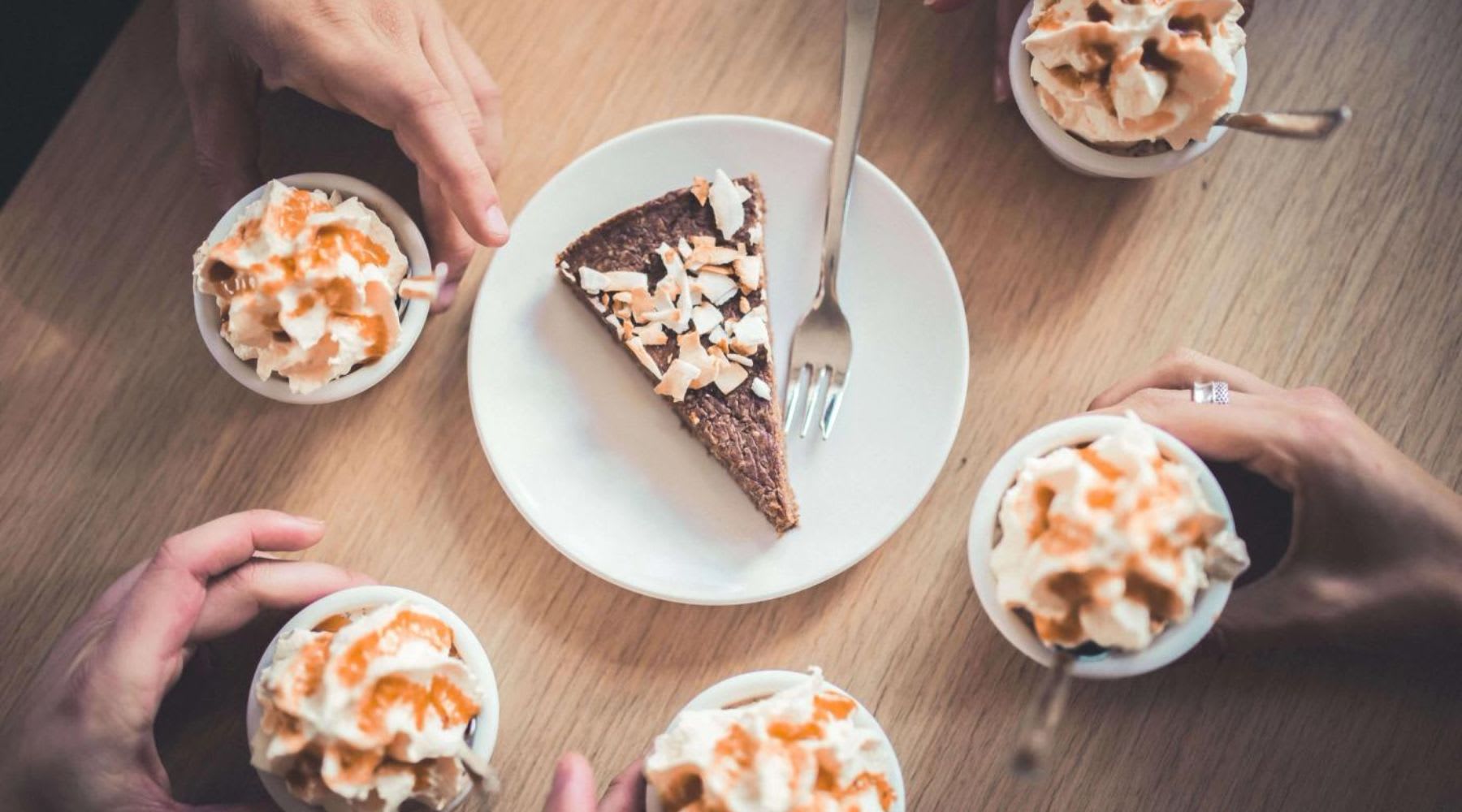 Draufsicht auf Desserts: Kuchen, Gebäck und Eiscreme.