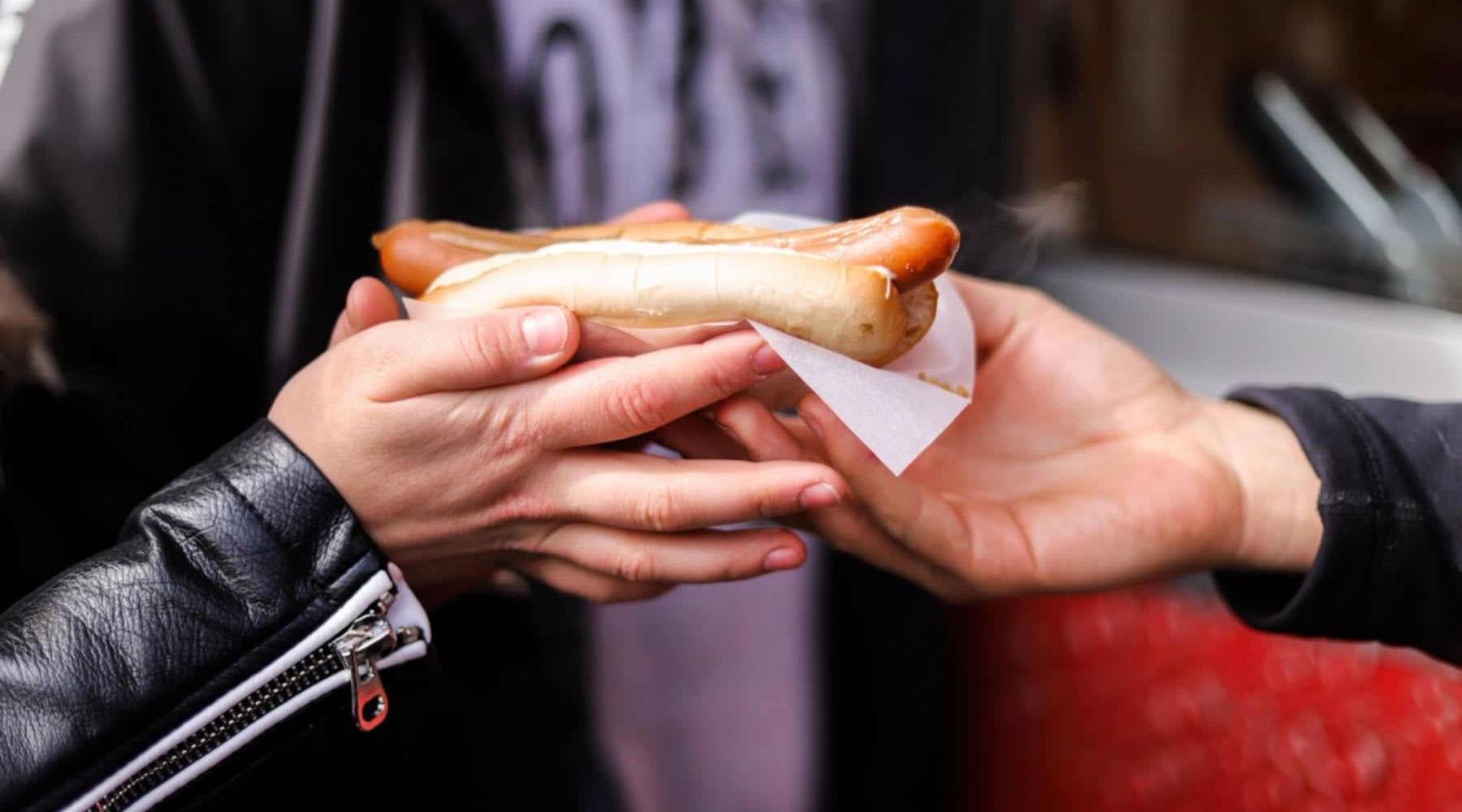 Nahaufnahme eines isländischen Hot Dogs.