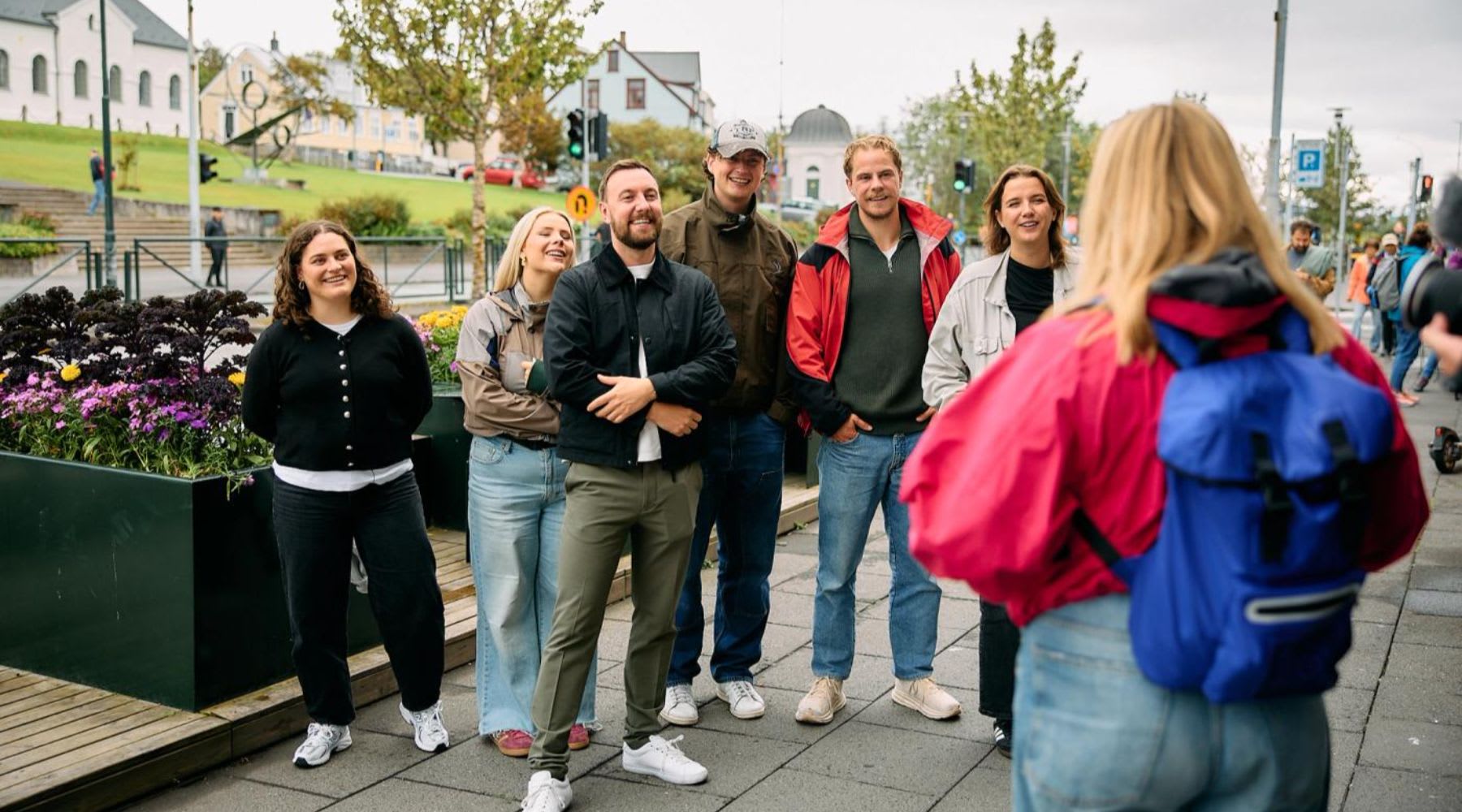 Eine Gruppe von Menschen hört dem Guide zu, bevor sie sich auf ihre Food-Tour begibt.
