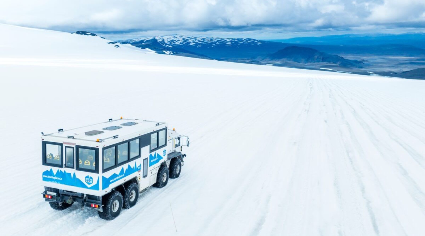 Bus super jeep che percorre il paesaggio innevato dell'Islanda.