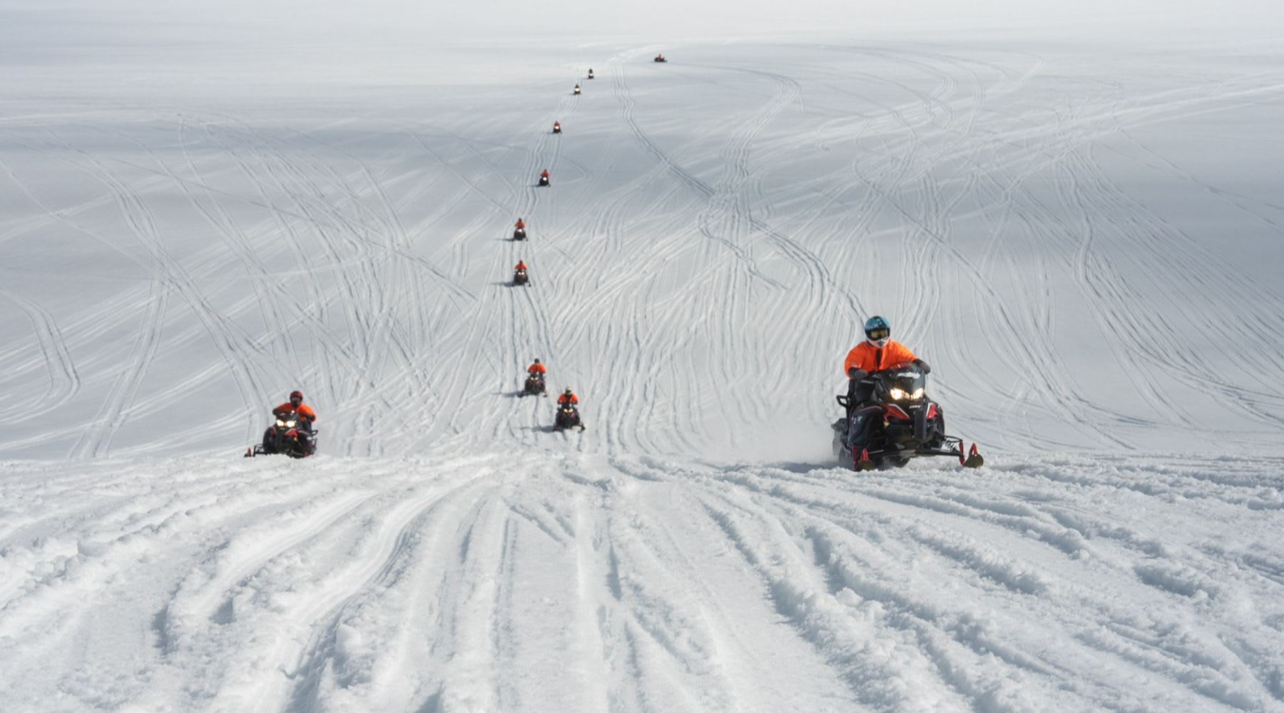 Motoslitte che percorrono i vasti campi innevati dell'Islanda.