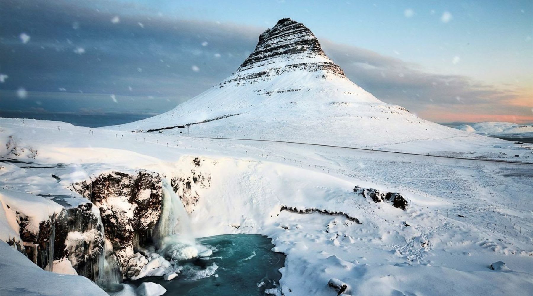 Kirkjufell completamente coperta di neve.