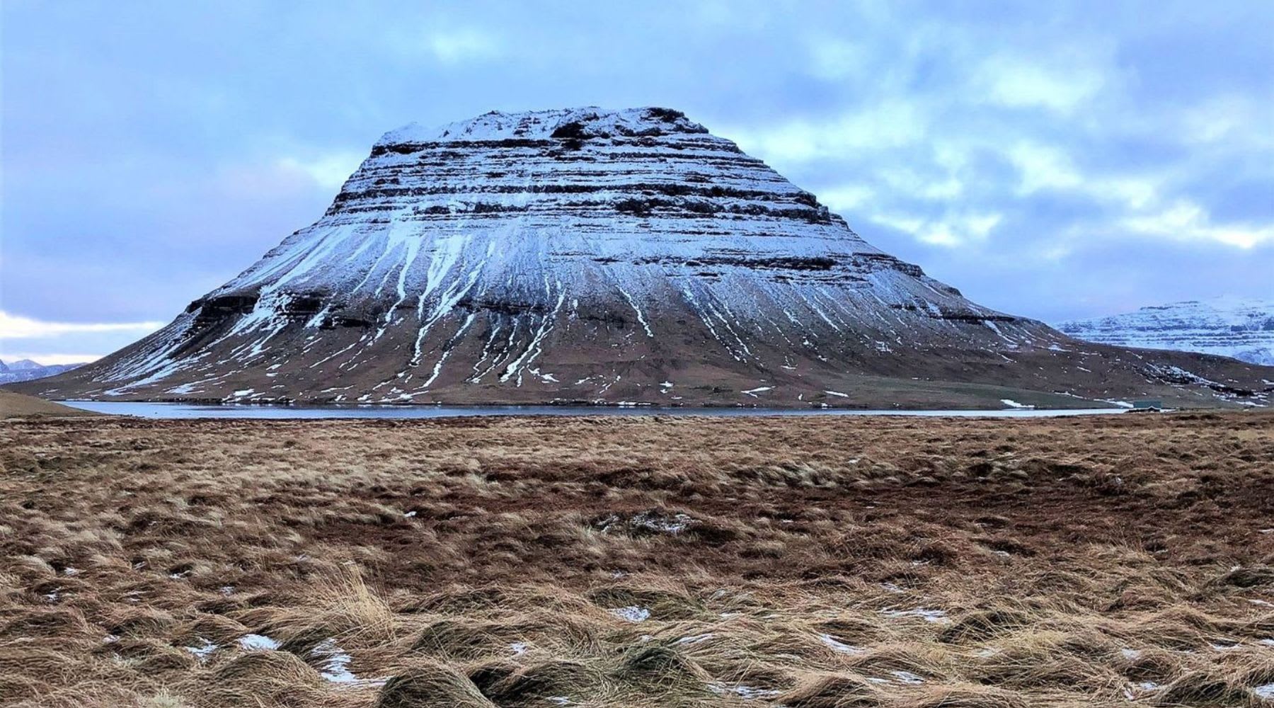 Paesaggi di lava e montagna in Islanda.