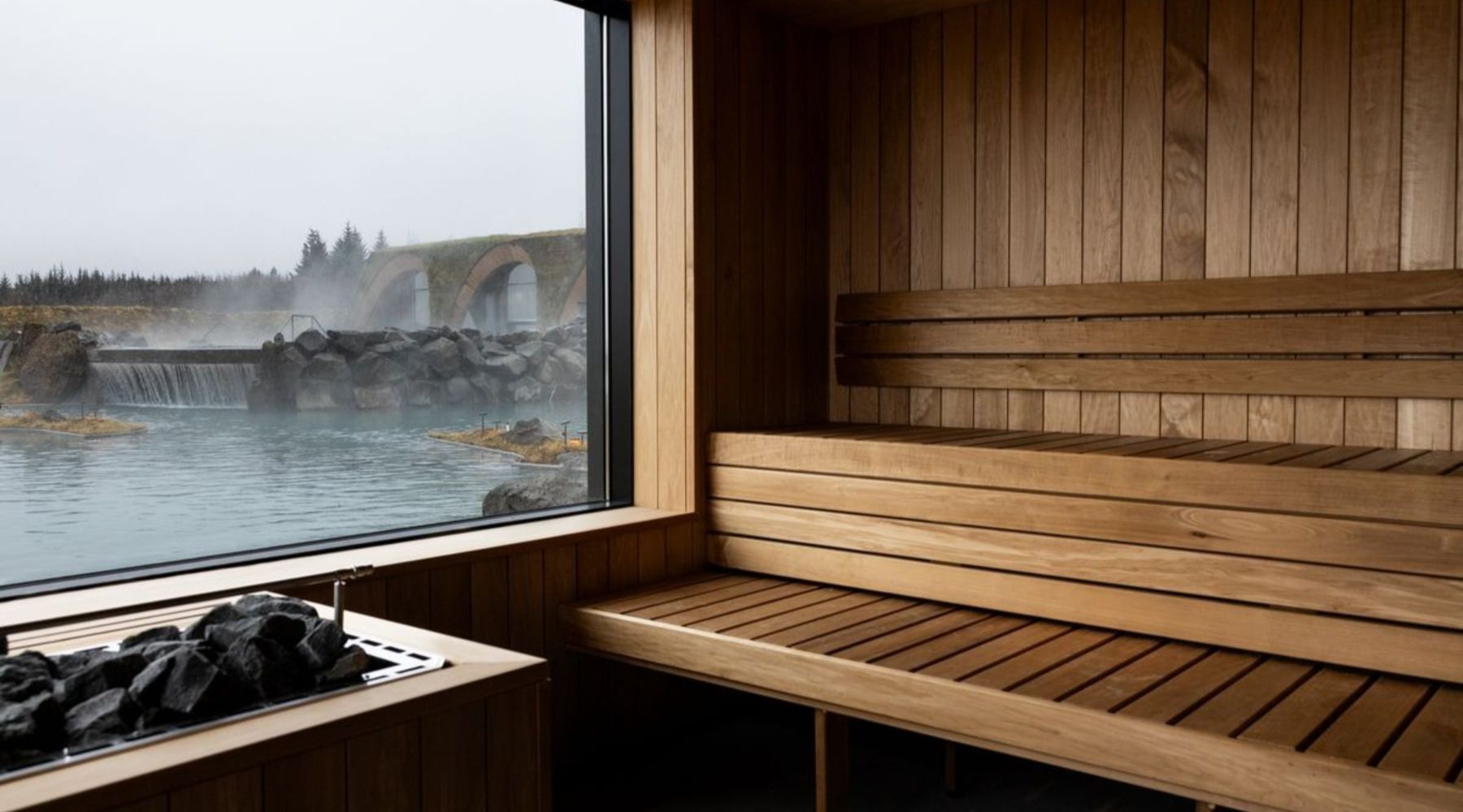 Vista de la laguna geotermal Laugarás desde el interior de una sauna.