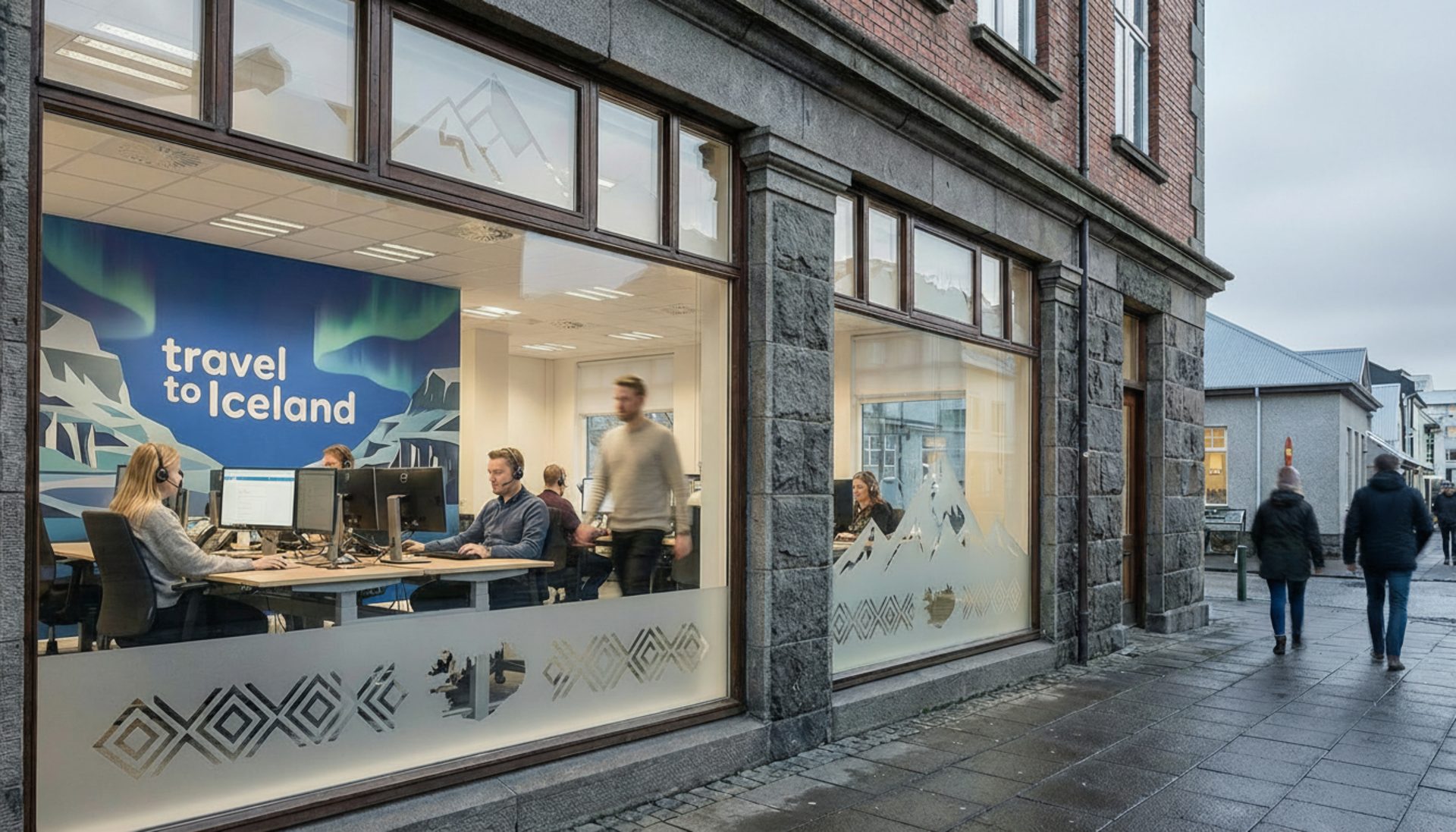Straatbeeld van de winkelpui van het Travel to Iceland-kantoor met voorbijlopende mensen