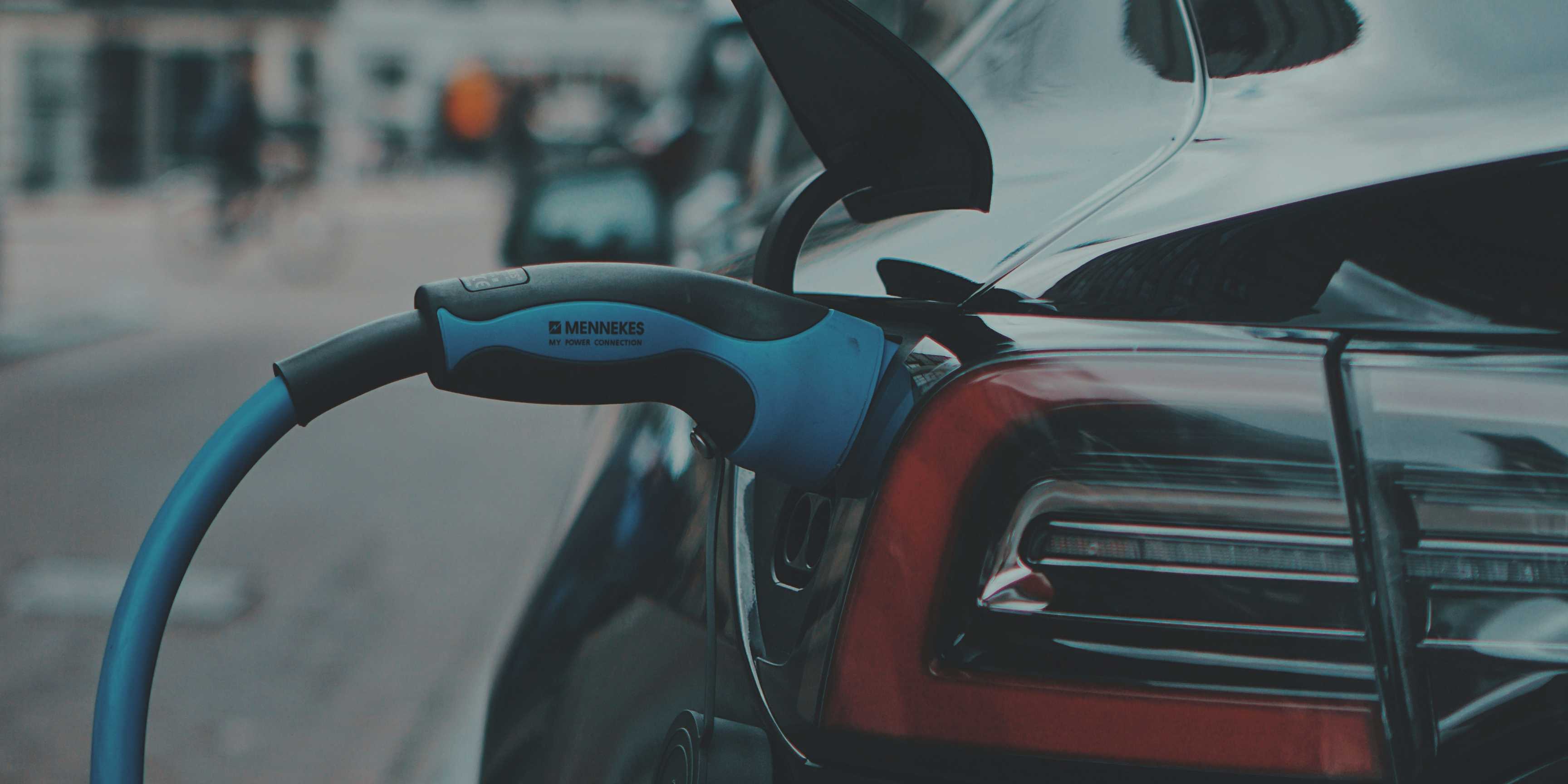 España se acerca al millón de vehículos electrificados: avances y retos de la movilidad sostenible