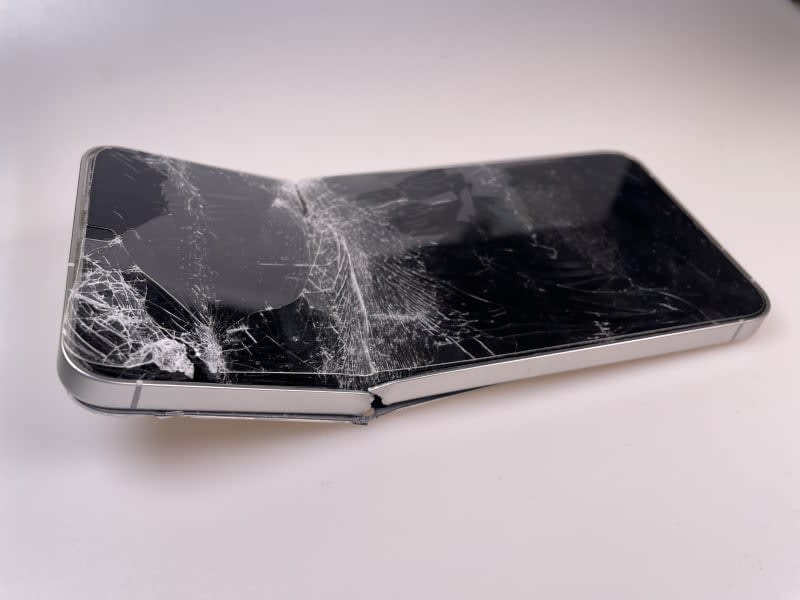 Fotky a kontakty z telefonu ohnutého napůl