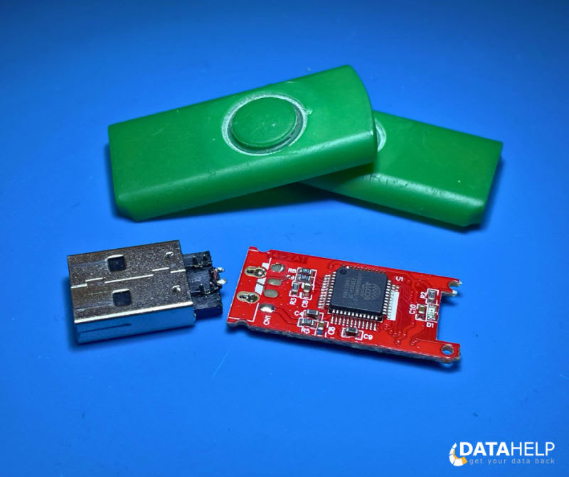 Soubory z flash disku s ulomeným konektorem