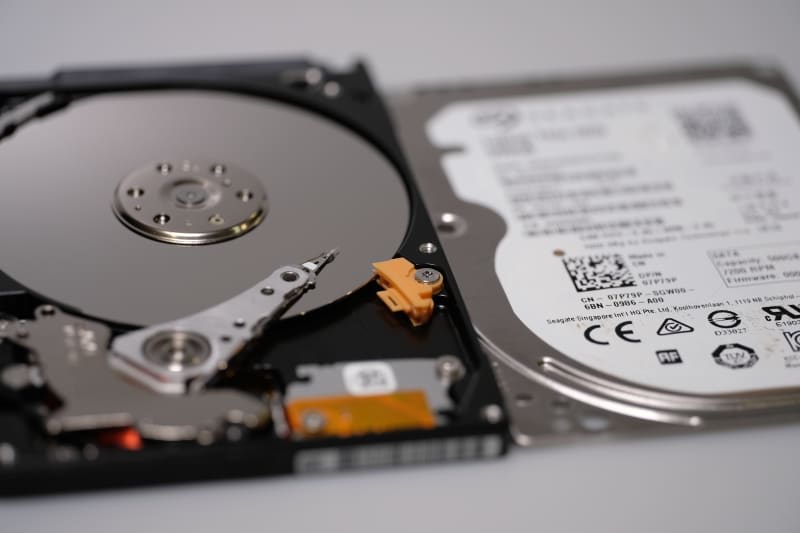 Disk po pádu notebooku — uváznuté hlavy