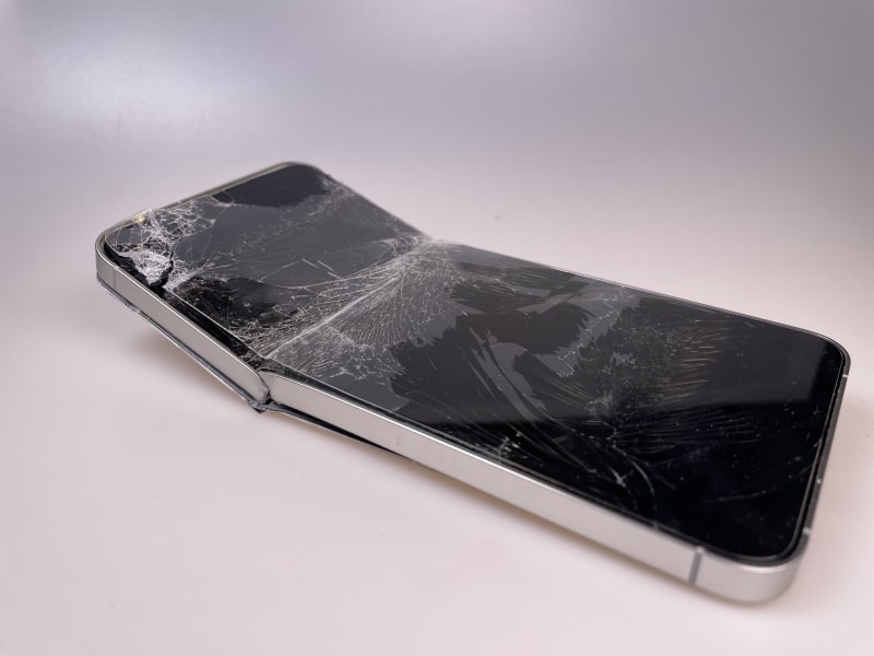 Samsung Galaxy S24+ po nárazu — prasklý displej a deformovaný rám