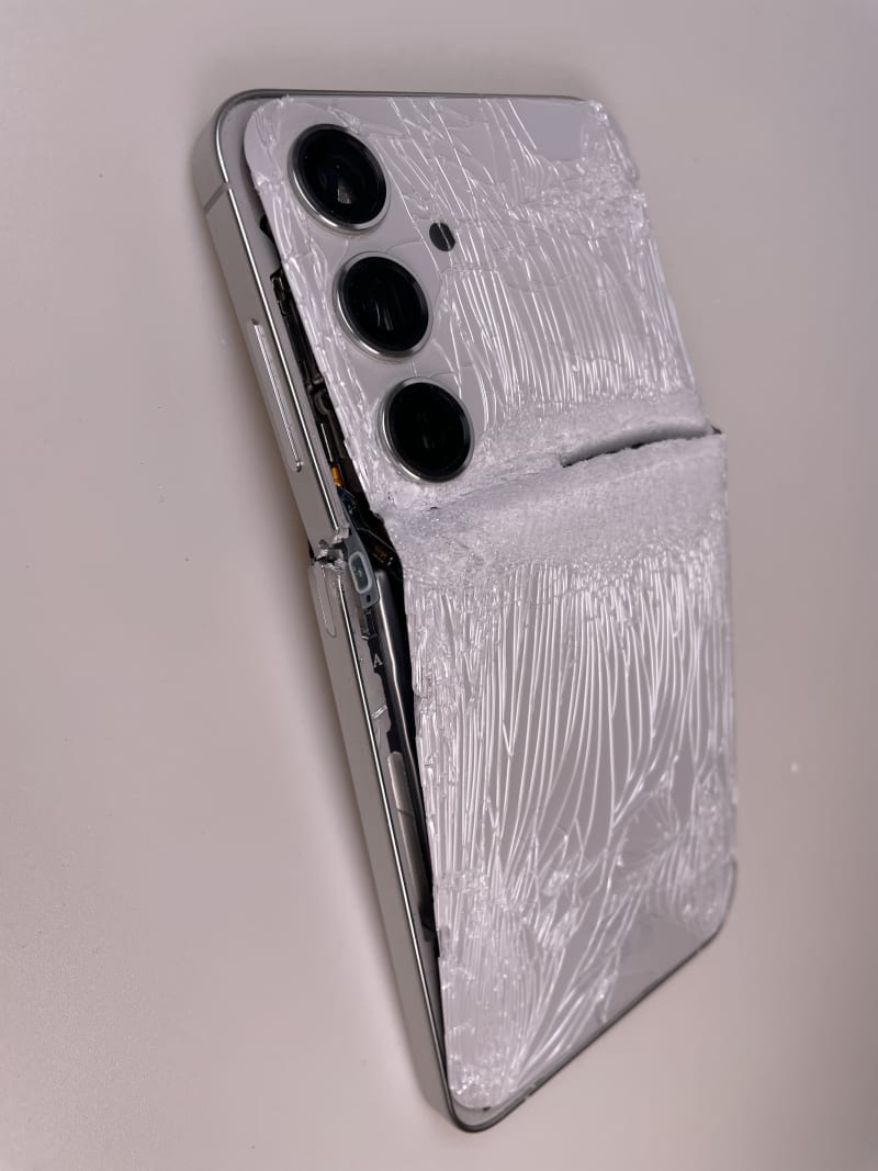 Deformovaný rám Samsung Galaxy S24+