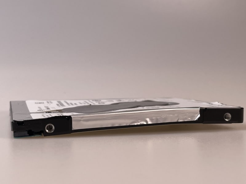 Ohnutý disk Seagate po přejetí vysokozdvižným vozíkem