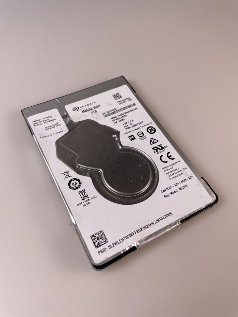 Otevřený disk v laminárním boxu — viditelné poškození