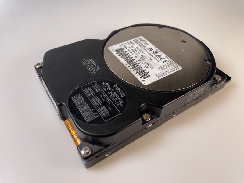 Fujitsu M1636TAU SCSI disk z roku 1996