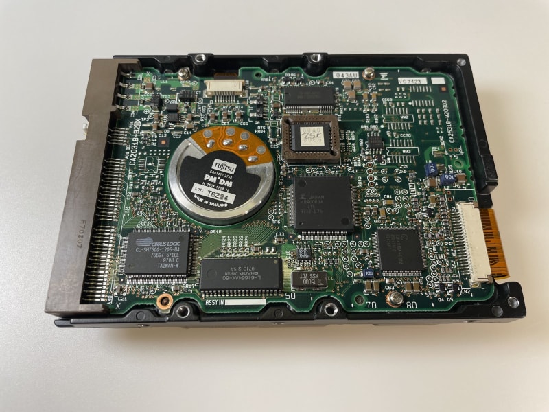 Detail elektroniky SCSI disku