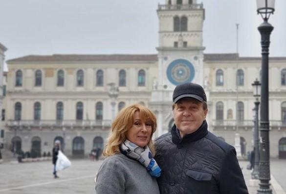 Подруга Льва Лешенко назвала дорогу из США потенциальным местом заражения певца коронавирусом