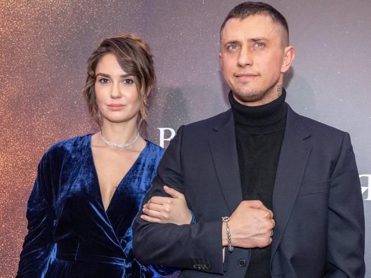 «Слюнки подбираем»: Муцениеце в тугих лосинах и топе подразнила своими прелестями фигуры