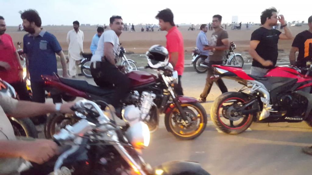 30,000 bike riders in Karachi suffer head injuries due to not wearing a helmet - Automark