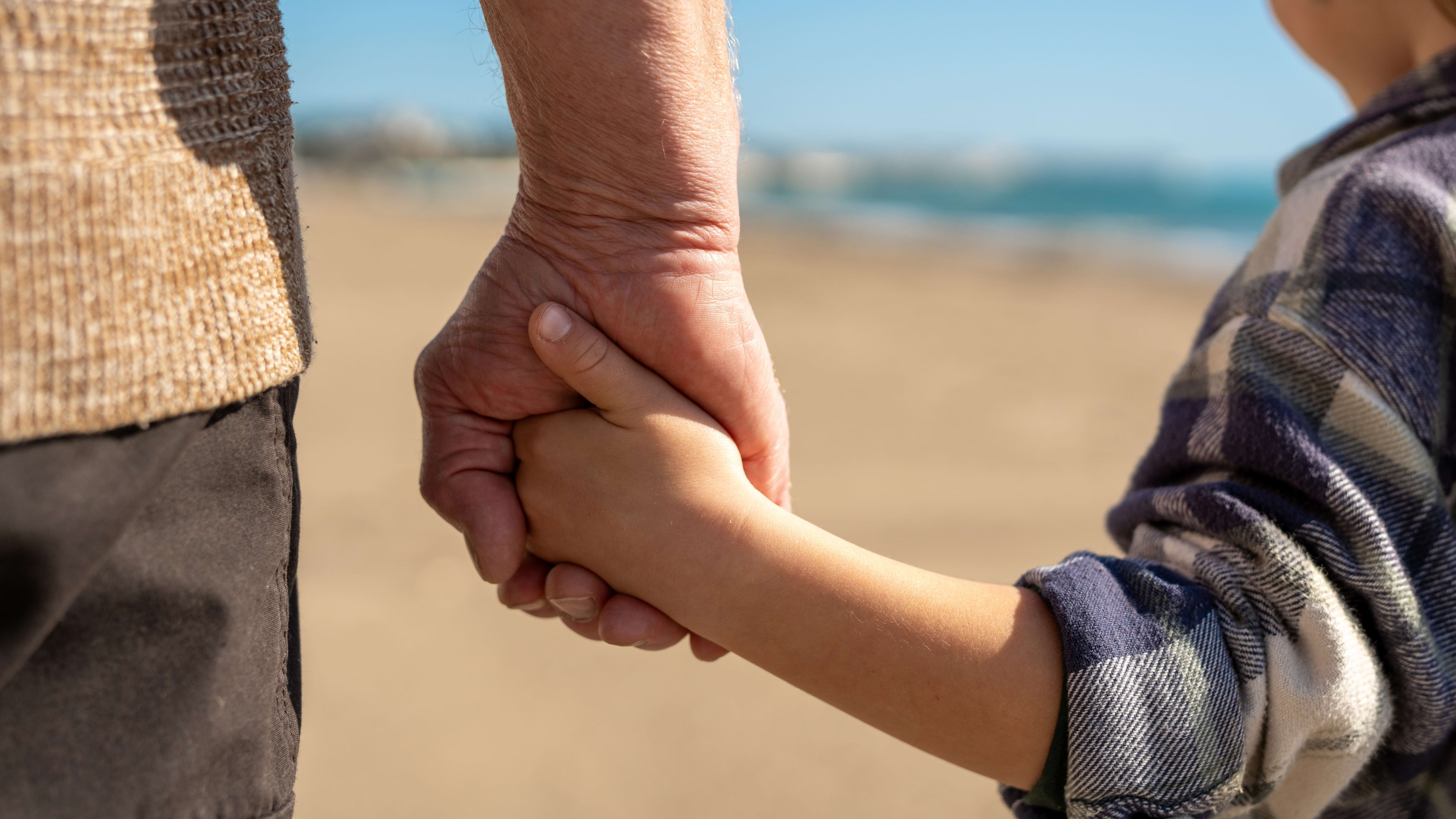 childholdingmumshand