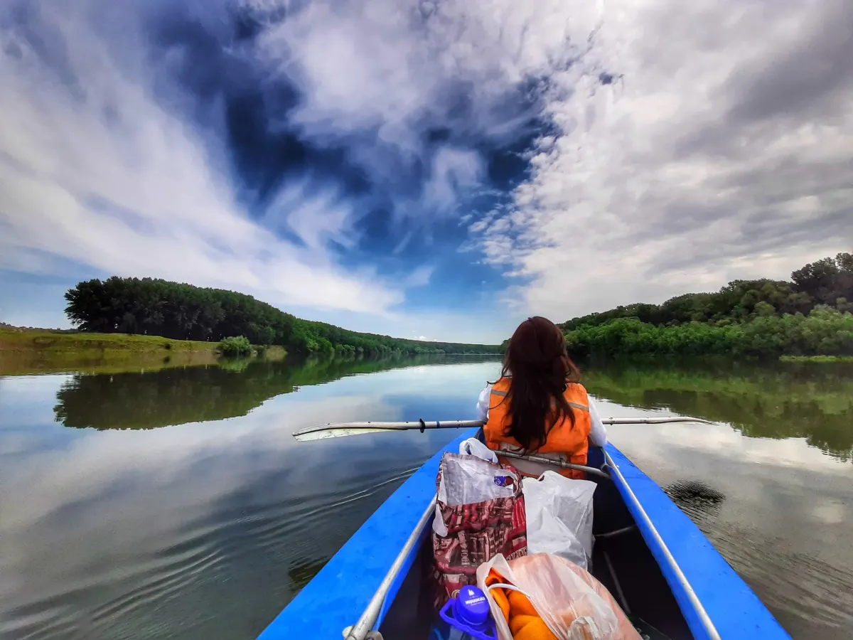 Счастливая группа на воде
